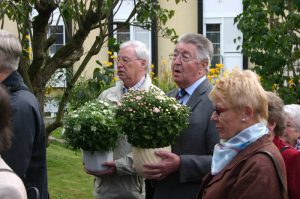 Freundeskreismitglieder aus Koblenz bringen Blumenschalen zum Grab